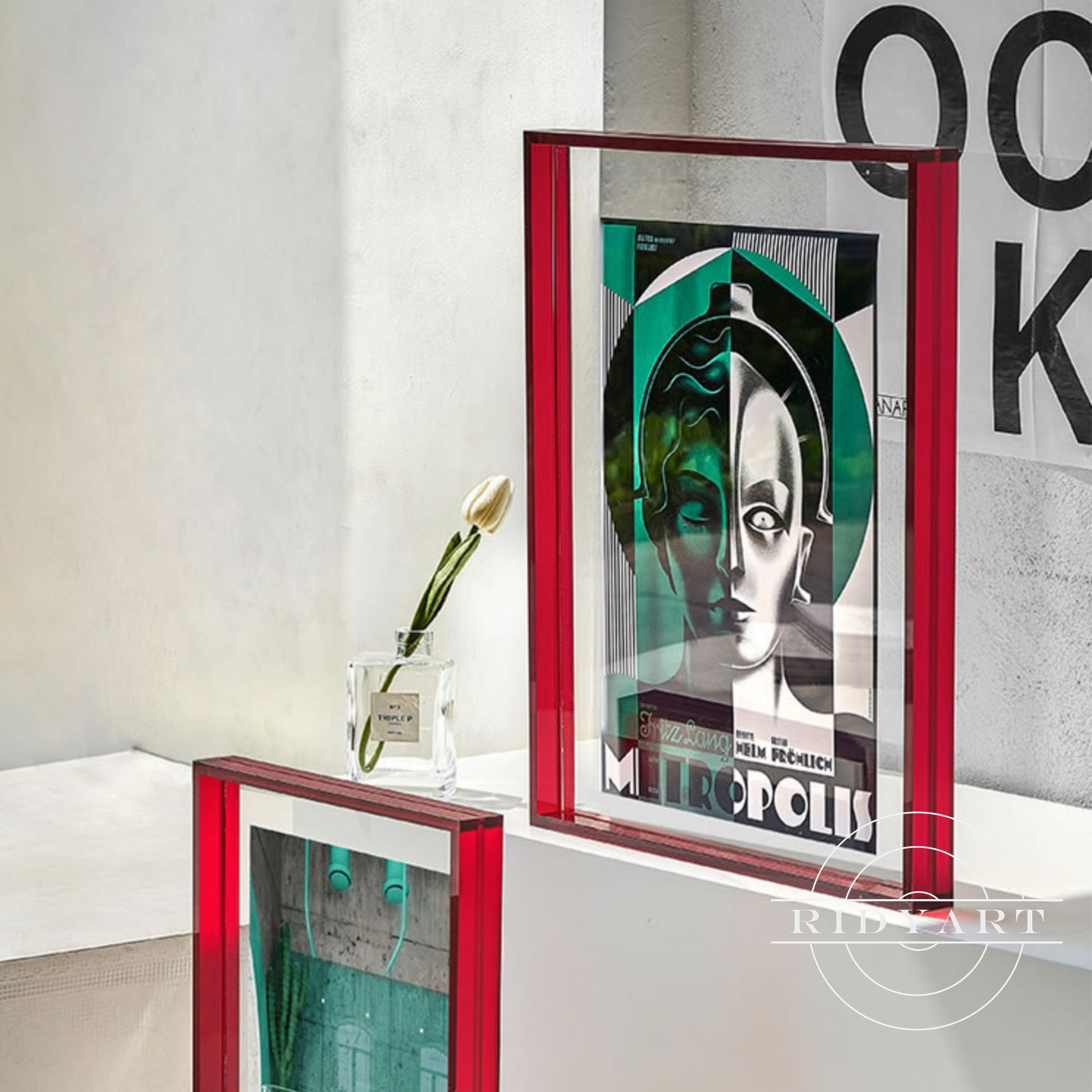 Sleek pull-out frame for easy photo swapping